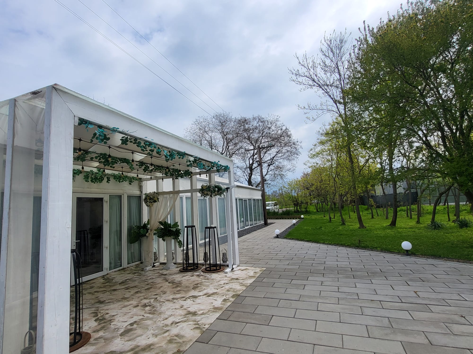 Terasă exterioară cu arcadă florală pentru ceremonii